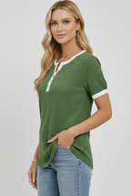 T-shirt da Donna con Scollo Henley e Chiusura a Bottoni