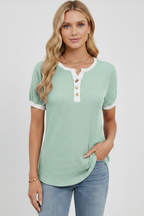 T-shirt da Donna con Scollo Henley e Chiusura a Bottoni