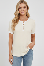 T-shirt da Donna con Scollo Henley e Chiusura a Bottoni