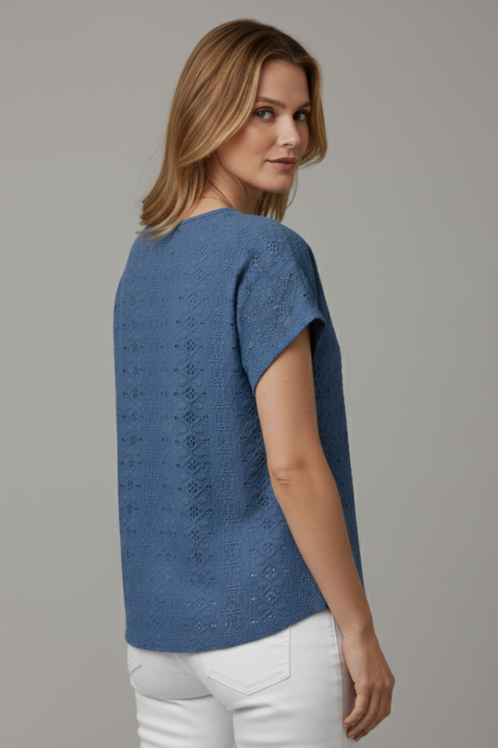 T-shirt da Donna con Scollo a Intaglio e Ricamo a Occhielli