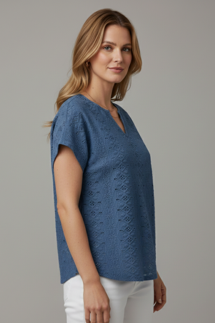 T-shirt da Donna con Scollo a Intaglio e Ricamo a Occhielli