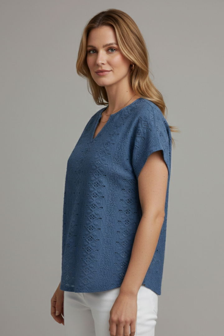 T-shirt da Donna con Scollo a Intaglio e Ricamo a Occhielli